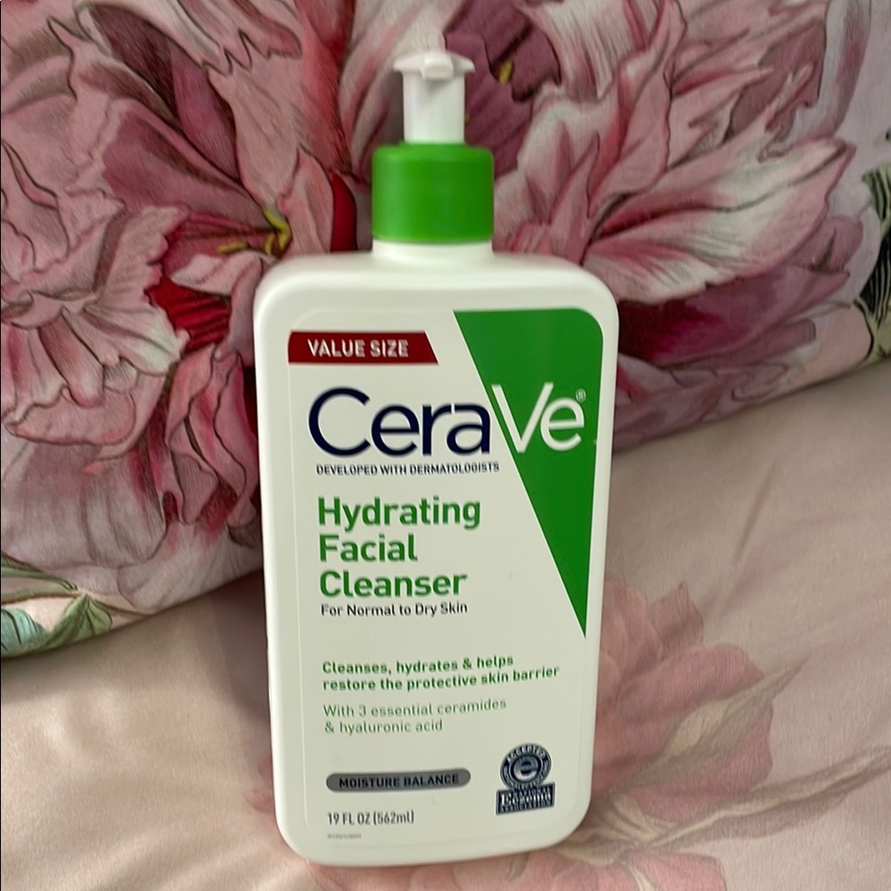CeraVe Hydrating Facial Cleanser - White and Green